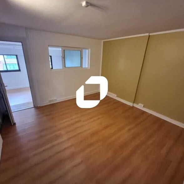 24 Rue Des Moulineaux, Suresnes to rent - Building Photo - Image 2 of 4