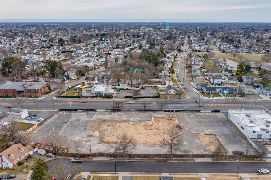 330 W Old Country Rd, Hicksville, NY for sale - Building Photo - Image 1 of 1