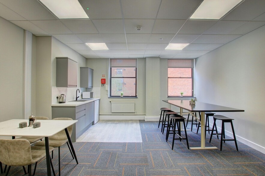 31-36 York Pl, Leeds to rent - Building Photo - Image 1 of 9