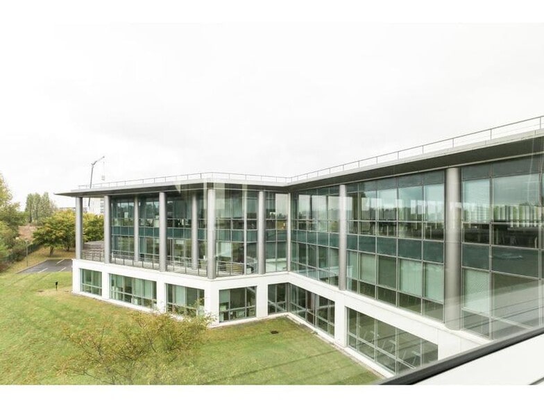 229 Rue De La Belle Etoile, Roissy-en-France to rent - Building Photo - Image 2 of 12