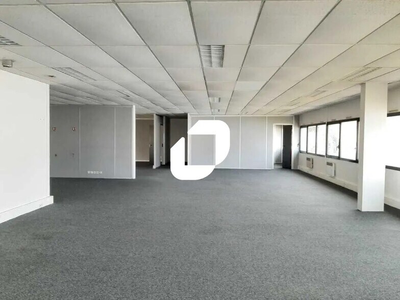 Light Industrial in Plaisir to rent - Interior Photo - Image 2 of 17