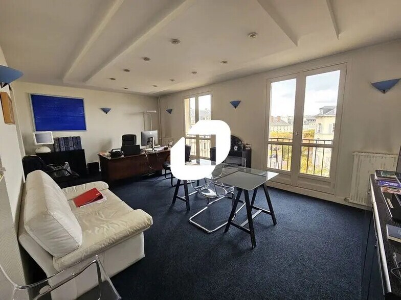 Office in Versailles to rent - Interior Photo - Image 1 of 21
