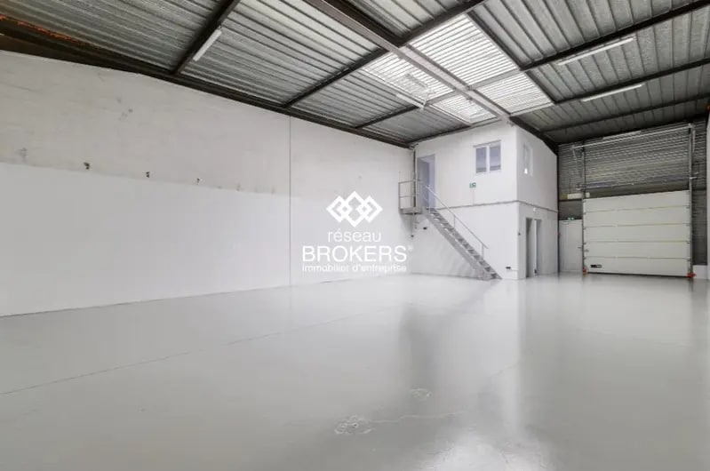 Light Industrial in Saint-Ouen-l'Aumône to rent Interior Photo- Image 1 of 2
