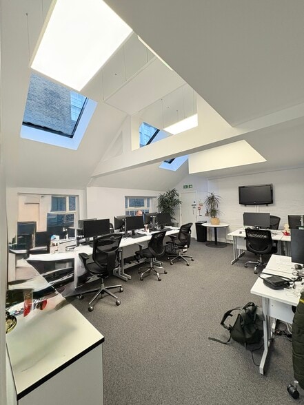 47 Kensington Ct, London to rent - Building Photo - Image 3 of 14