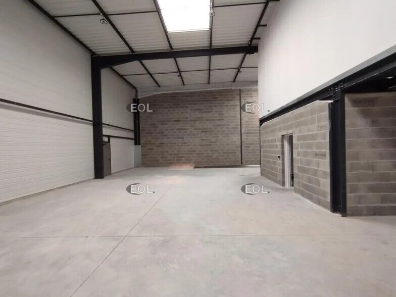 Light Industrial in Chassieu to rent - Interior Photo - Image 3 of 12