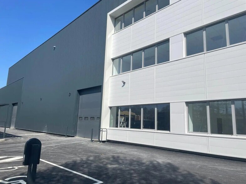 Light Industrial in Villeneuve-la-Garenne to rent - Building Photo - Image 3 of 14