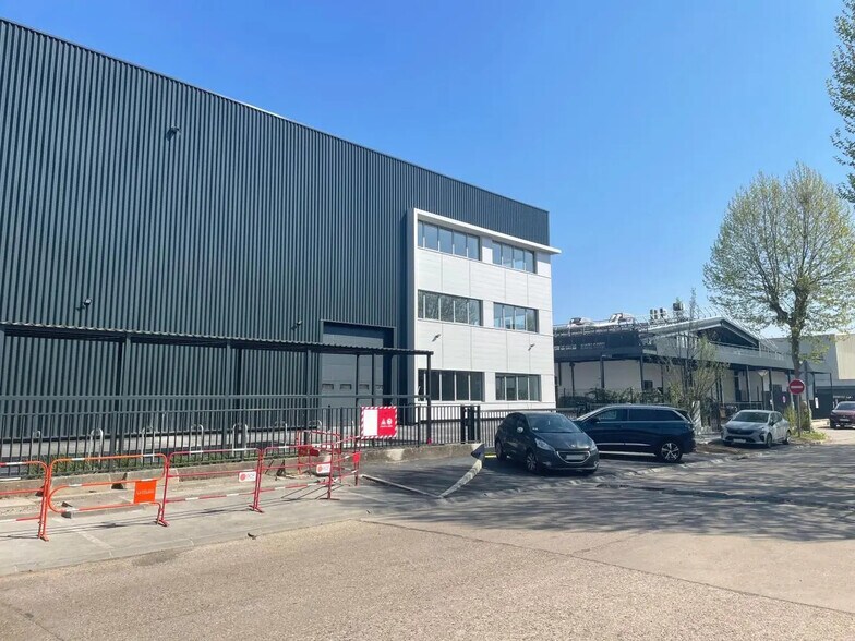 Light Industrial in Villeneuve-la-Garenne to rent - Building Photo - Image 1 of 14