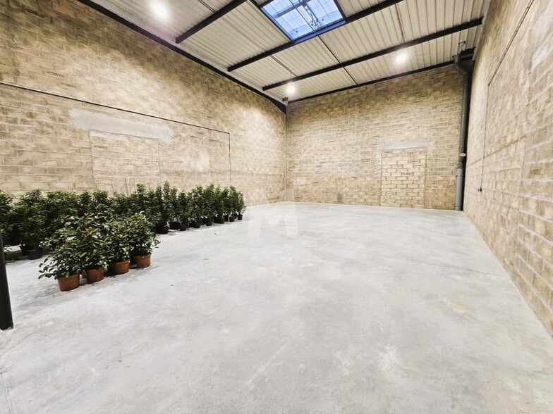 Light Industrial in Lieusaint to rent - Interior Photo - Image 3 of 11