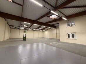 Light Industrial in Décines-Charpieu to rent Interior Photo- Image 1 of 5