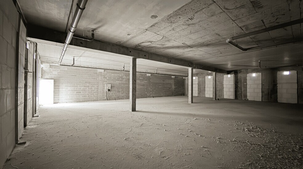 Retail in Champs-sur-Marne to rent - Interior Photo - Image 3 of 3