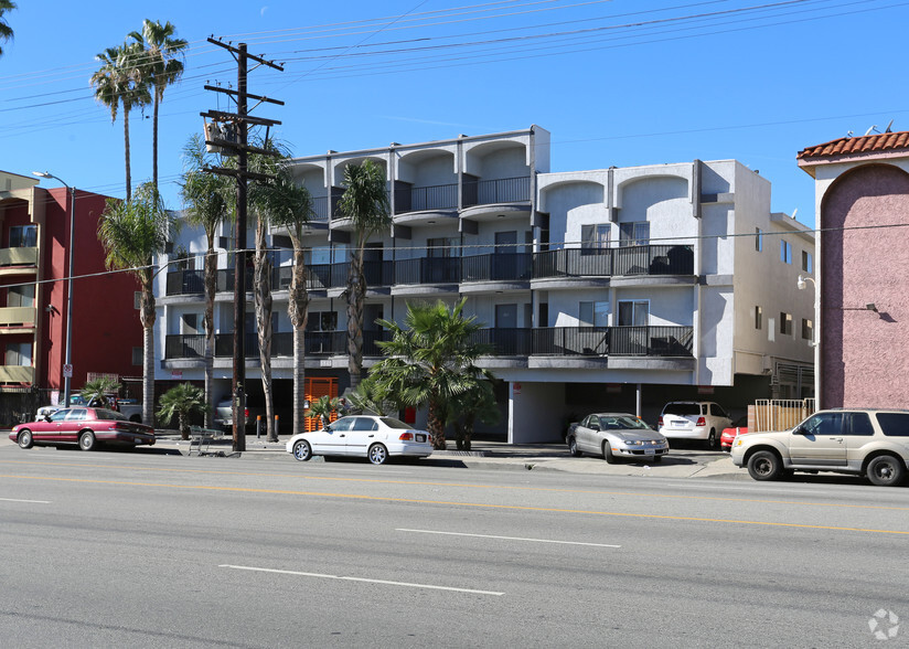 6841 Sepulveda Blvd, Van Nuys, CA for sale - Building Photo - Image 1 of 1