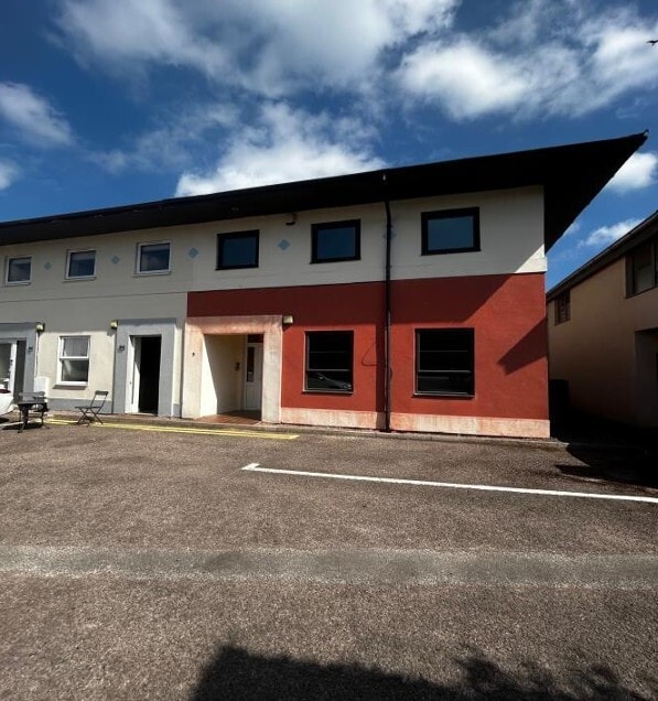 268 London Rd, Charlton Kings to rent Building Photo- Image 1 of 2