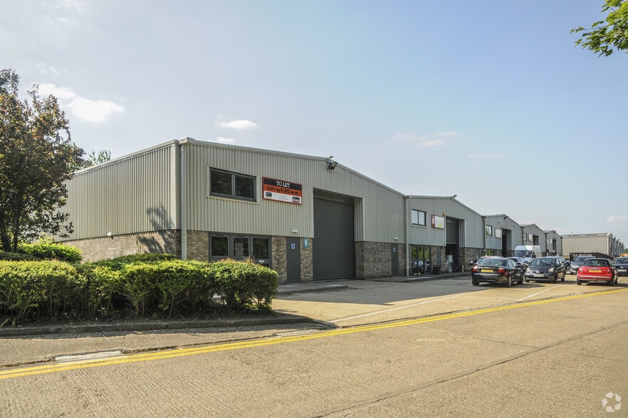 HASLEMERE INDUSTRIAL ESTATE portfolio of 3 properties for sale on LoopNet.co.uk - Primary Photo - Image 3 of 3