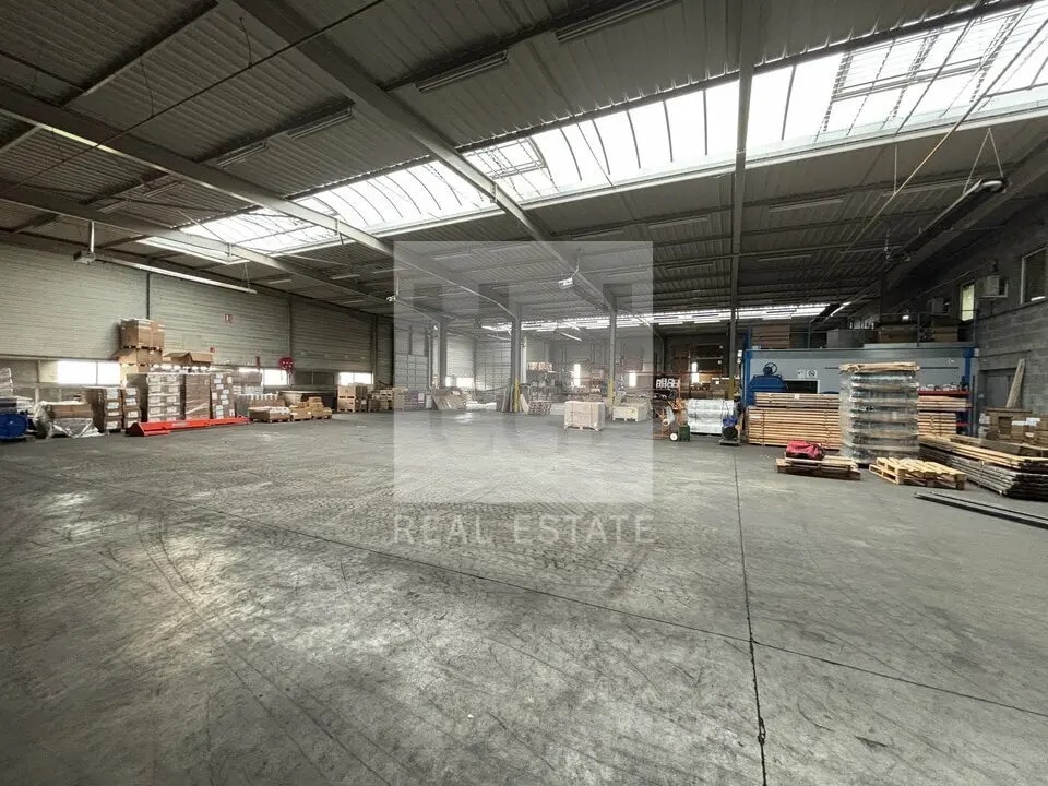 Light Industrial in Genas to rent Interior Photo- Image 1 of 11