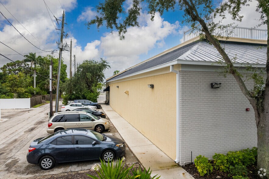 680 Tamiami Trl N, Naples, FL for rent - Building Photo - Image 3 of 4