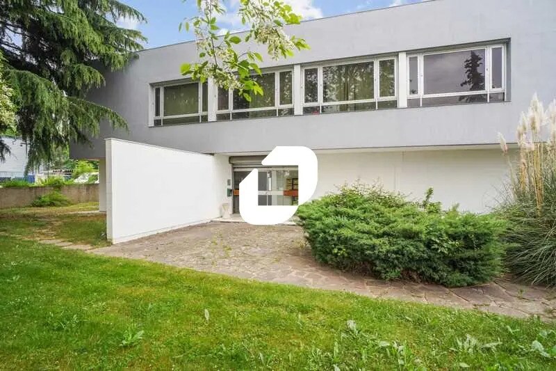 Office in Chilly-Mazarin to rent Building Photo- Image 1 of 20