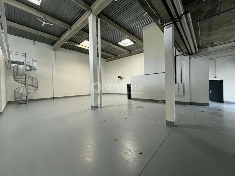 Light Industrial in Lisses to rent - Interior Photo - Image 2 of 8