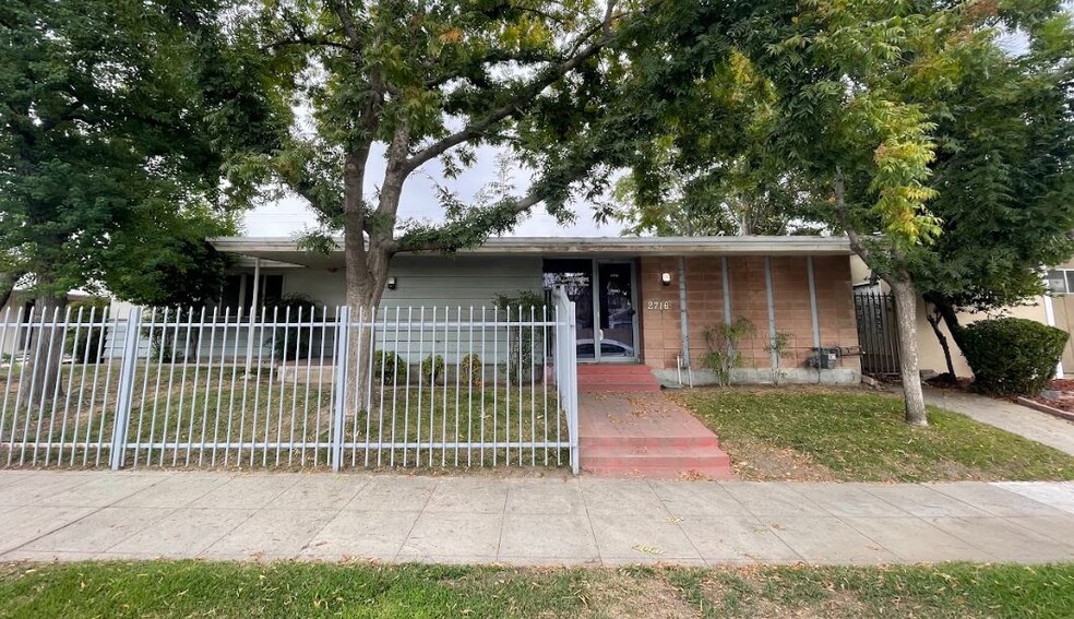 2716 L St, Bakersfield, CA for sale - Building Photo - Image 1 of 4