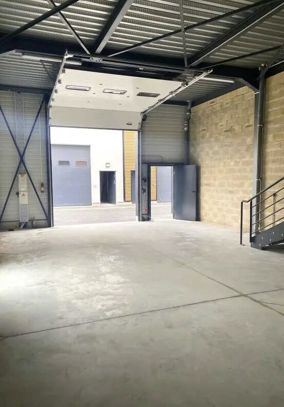 Light Industrial in Bagnolet to rent Interior Photo- Image 1 of 2