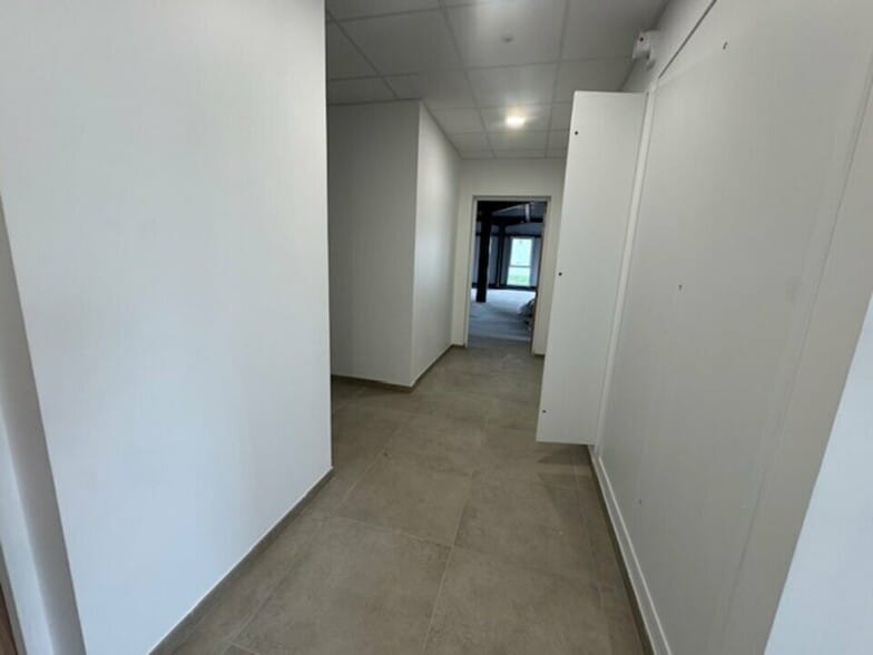 Office in Villefranche-sur-Saône for sale - Interior Photo - Image 2 of 3
