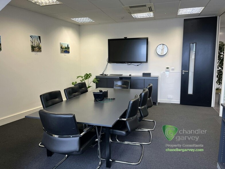 5 Hill Ave, Amersham to rent - Building Photo - Image 3 of 13