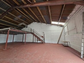 Pentre Industrial Estate, Pentre to rent Interior Photo- Image 1 of 4