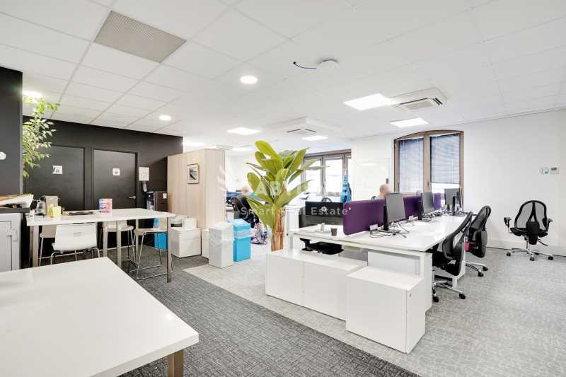 Office in Neuilly-sur-Seine to rent - Building Photo - Image 3 of 14