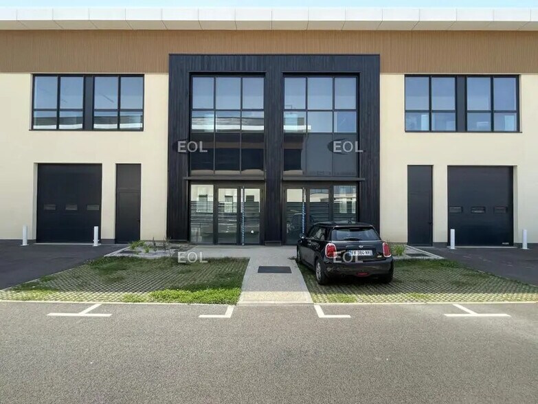 Light Industrial in Nanterre to rent - Building Photo - Image 3 of 19
