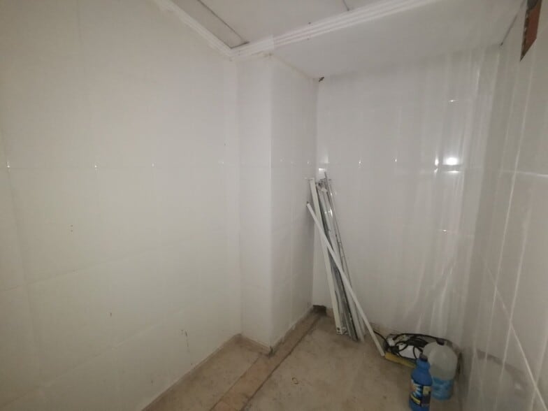 Retail in València, Valencia to rent - Building Photo - Image 2 of 6
