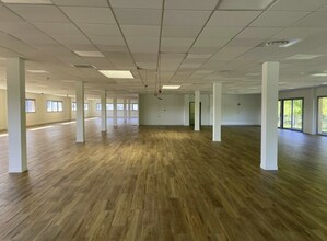 Office in Saint-Priest to rent Interior Photo- Image 1 of 8