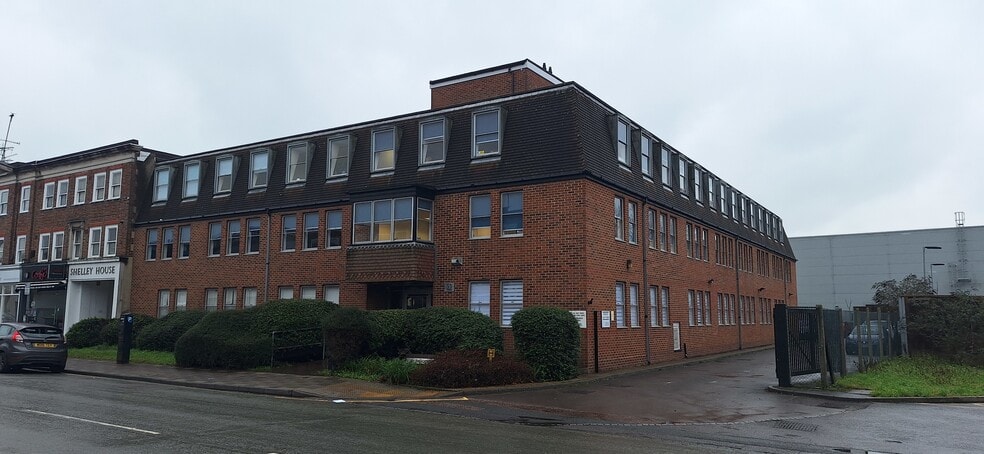 51 Bishopric, Horsham to rent - Building Photo - Image 1 of 3