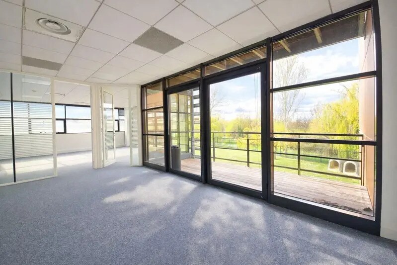 Office in Saint-Priest to rent Interior Photo- Image 1 of 14