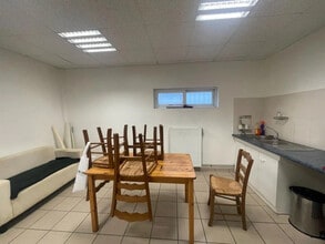 Light Industrial in La Ville-du-Bois to rent Building Photo- Image 2 of 15