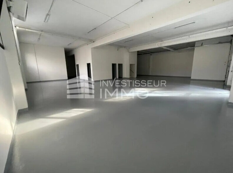 Light Industrial in Nanterre to rent - Interior Photo - Image 2 of 10
