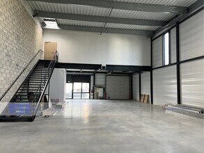 Light Industrial in Éragny to rent Interior Photo- Image 1 of 5
