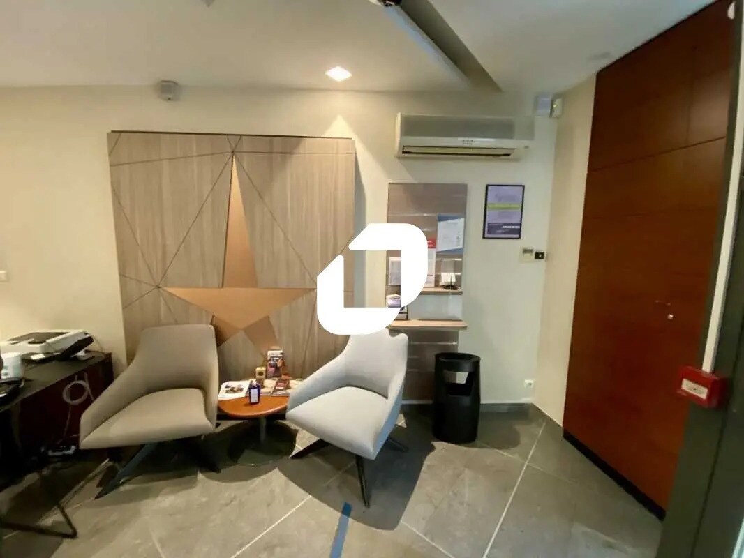 Retail in Bordeaux for sale Interior Photo- Image 1 of 15