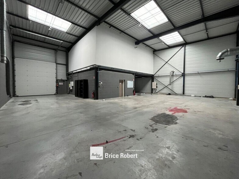 Light Industrial in Chassieu to rent - Interior Photo - Image 2 of 6