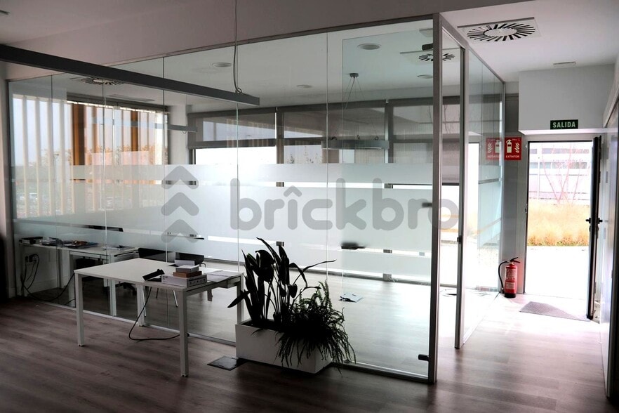 Office in Madrid, Madrid to rent - Interior Photo - Image 2 of 9