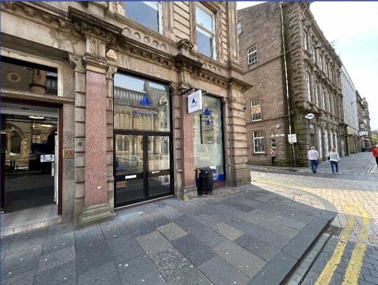 11 Albert Sq, Dundee to rent - Building Photo - Image 2 of 2