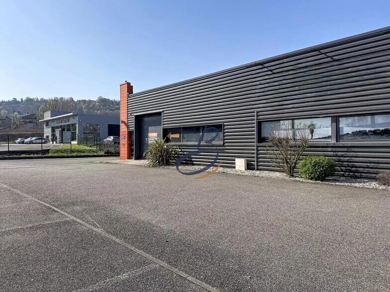 Light Industrial in Bourgoin-Jallieu to rent - Building Photo - Image 2 of 12