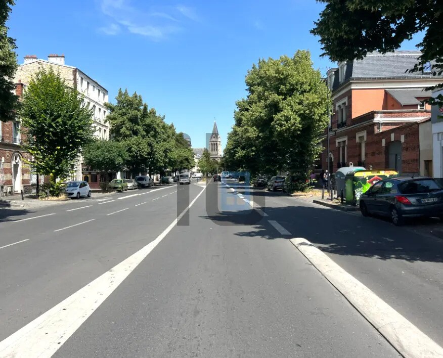 Retail in Saint-Denis to rent Building Photo- Image 1 of 3