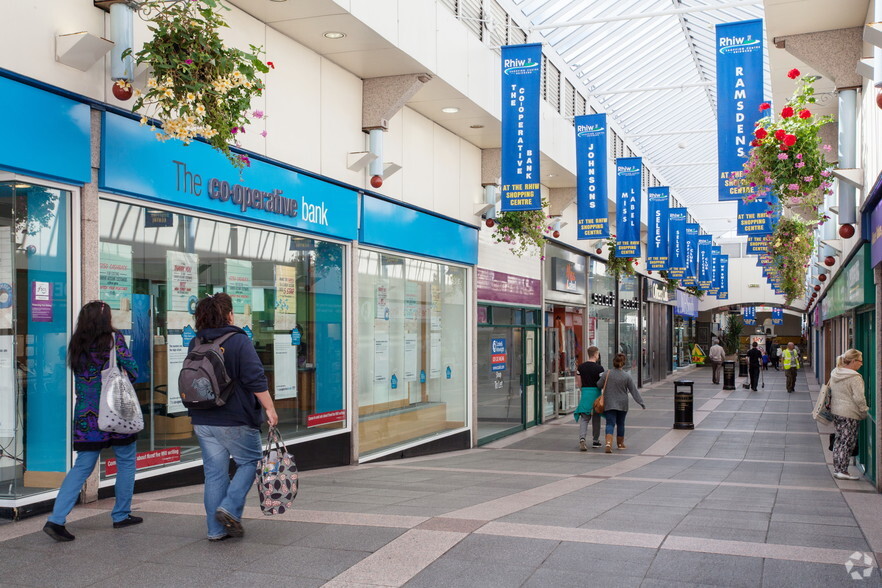 Nolton Arcade, Bridgend for rent - Interior Photo - Image 3 of 5