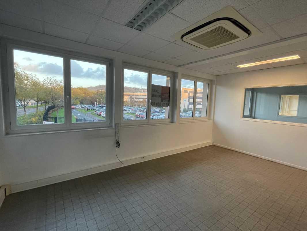Office in Rouen to rent Interior Photo- Image 1 of 6