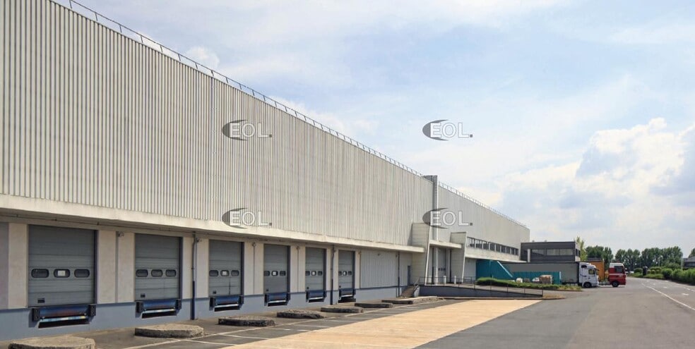 Industrial in Compans to rent - Building Photo - Image 3 of 3