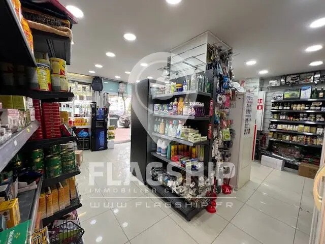Retail in Clichy to rent Interior Photo- Image 1 of 9