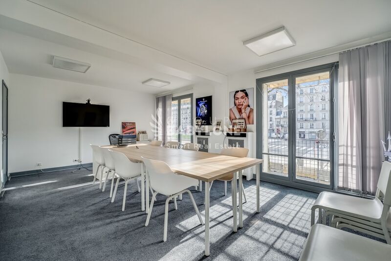 Office in Neuilly-sur-Seine to rent Interior Photo- Image 1 of 11