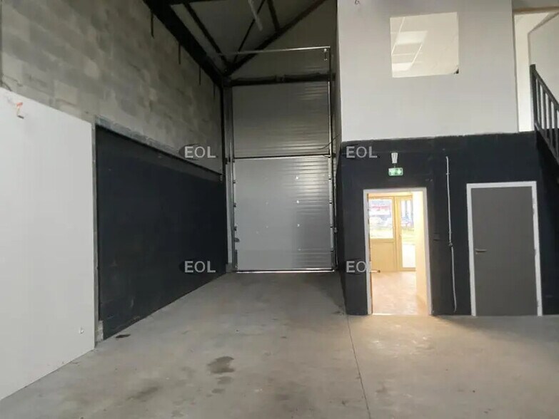 Light Industrial in Genas to rent - Interior Photo - Image 3 of 7