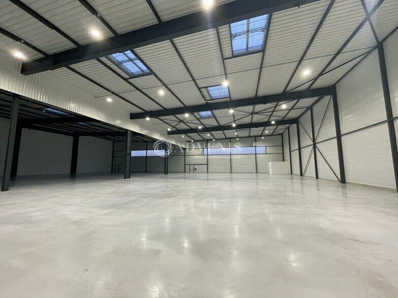 Industrial in Le Bourget to rent - Building Photo - Image 3 of 9