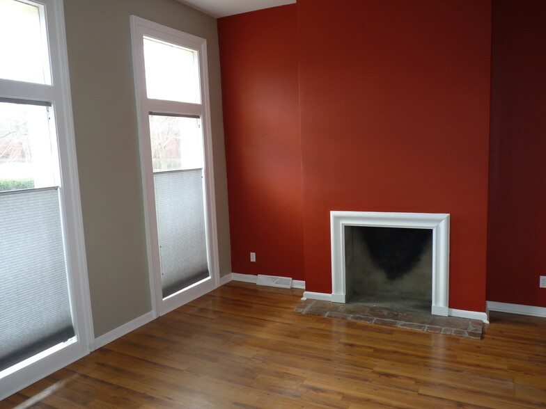 810 Western Ave, Pittsburgh, PA for rent - Interior Photo - Image 3 of 10