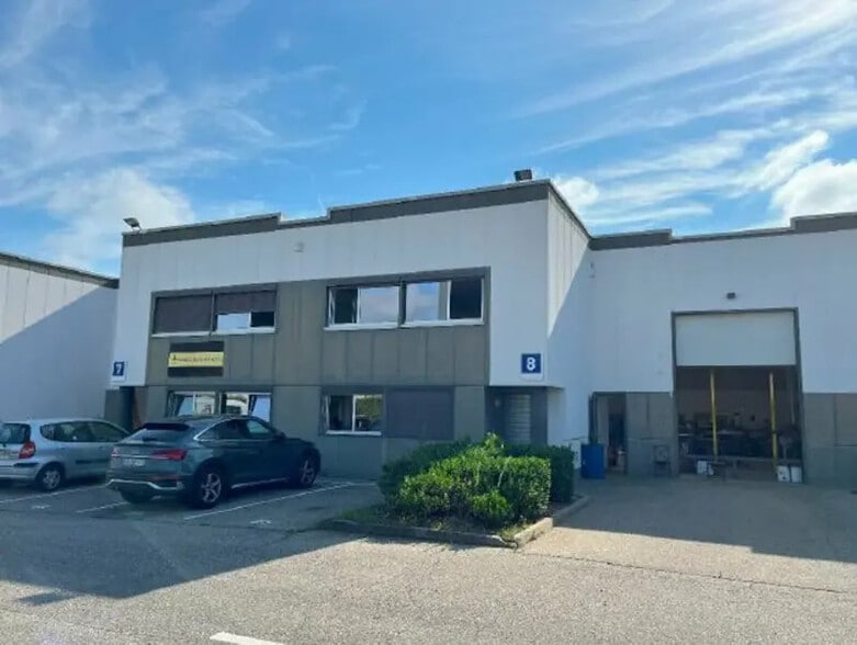 58 Avenue Des Bruyères, Décines-Charpieu to rent - Building Photo - Image 2 of 37